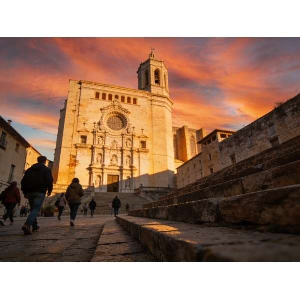 Le pedí a más de 8 herramientas de IA que me dibujaran la Catedral de Girona. El resultado me ha dejado con la boca abierta — y no siempre para bien.